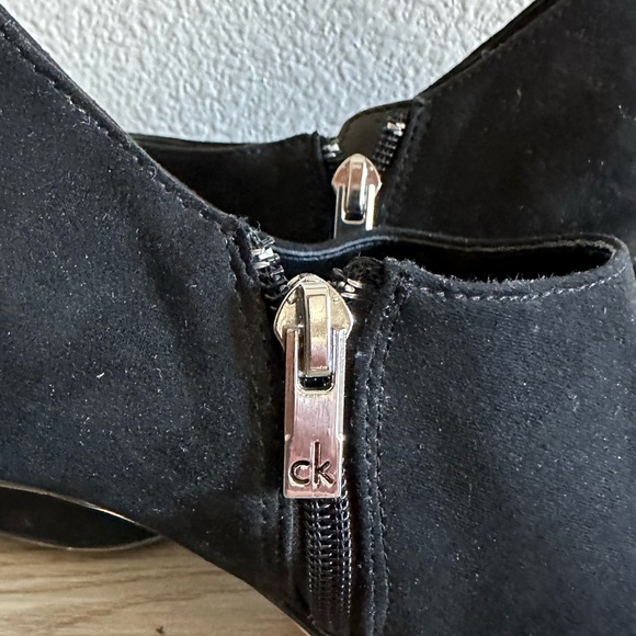 Calvin Klein - Picture 2 of 3